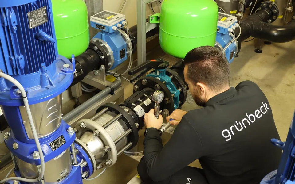 Grünbeck-monteur onderhoudt een waterbehandelingsinstallatie