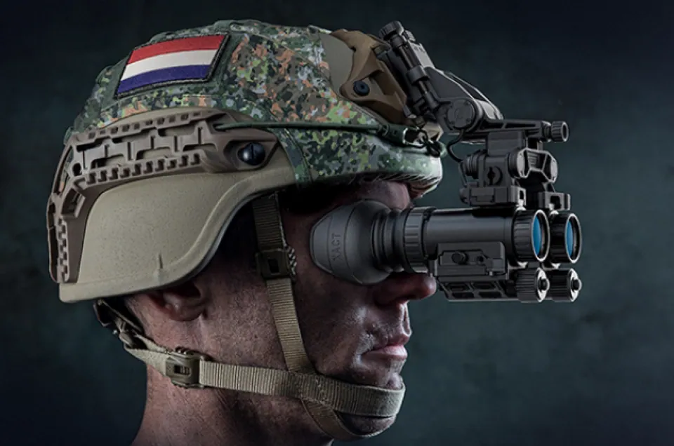 Photonis: operator met nachtzichtbril op het helm