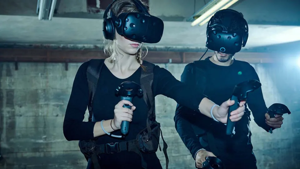 Twee mensen in een meeslepende VR-ervaring met headset en controllers